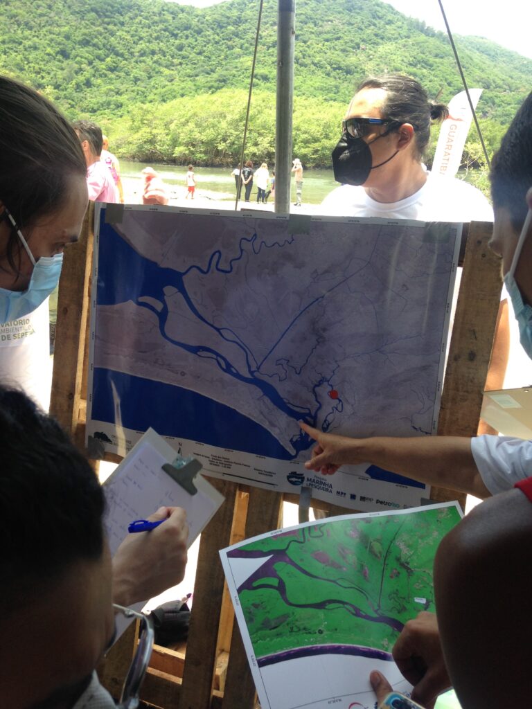 Atividade de toponímia desempenhada pela equipe do Observatório Socioambiental da Baía de Sepetiba junto à pescadores artesanais no aniversário da Reserva Biológica de Guaratiba.