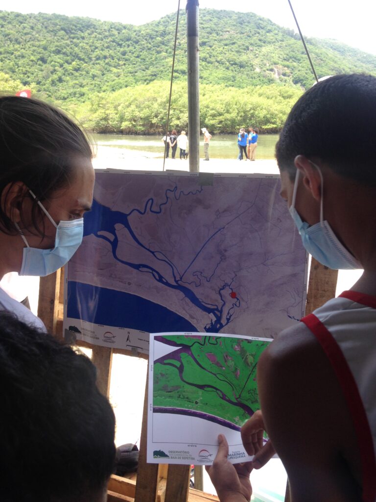 Atividade de toponímia desempenhada pela equipe do Observatório Socioambiental da Baía de Sepetiba junto à pescadores artesanais no aniversário da Reserva Biológica de Guaratiba.